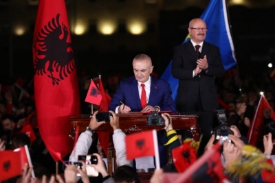 “Presidenti, gati të firmosë dekretin për…”, Meta i përgjigjet Ballës: Vdekje tradhtarëve, Shqipëria e shqiptarëve