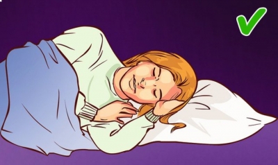 Arsyet pse nuk duhet të flini në anën e djathtë dhe në stomak