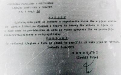 1976/Tapitë “kundërrevolucionare e antipopullore” u dogjën para popullit
