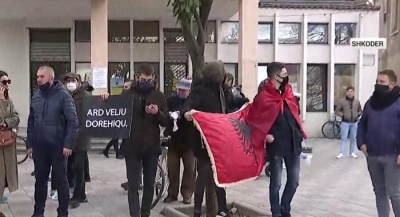 &#039;Ard Veliu, dorëhiqu!&#039; Nis protesta në Shkodër për vrasjen e Klodian Rashës