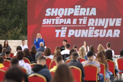 Kryemadhi pas takimit me gjimnazistët e LRI në Tiranë: Koha që të ardhmen e Shqipërisë ta drejtojnë të rinjtë!