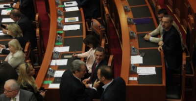 VIDEO LIVE/ Saimir Tahiri në parlament, opozita braktis Kuvendin. Berisha e filmon
