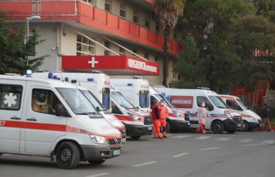Radhë urgjencash tek ”Shefqet Ndroqi”, pacientët me COVID-19 vijojnë të trajtohen jashtë nëpër ambulanca