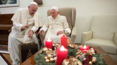 Papa Francesku viziton për Krishtlindje Papën e nderit Benediktit XVI