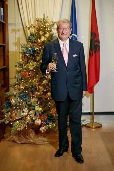 “Gëzuar Krishtlindjen miq!”/ Ish kryeministri Berisha uron besimtarët në natën e shënuar