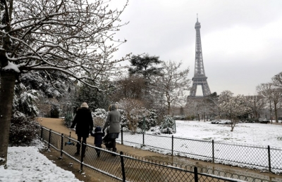 Reshje dëbore në Paris, mbyllet Kulla Eifel (Foto)