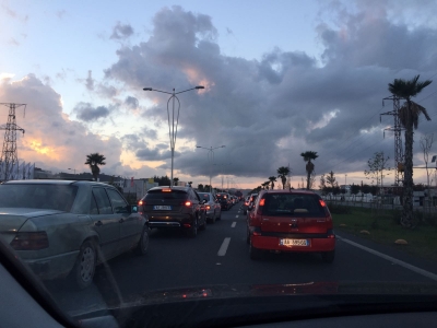 Bllokohet autostrada Tiranë – Durrës, qindra automjete në radhë