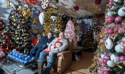 Parajsa e festave, njihuni me çiftin që ka 350 pemë Krishtlindjesh në banesë