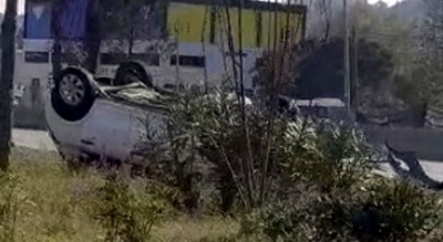 Aksident në autostradën Tiranë-Durrës, makina kthehet përmbys