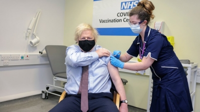 Boris Johnson vaksinohet kundër COVID-19 me ‘AstraZeneca’, ja apeli që ka për të gjithë qytetarët që janë në ankth