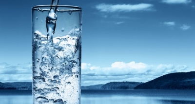 A e dini sa ujë duhet të pini në varësi të moshës që keni?