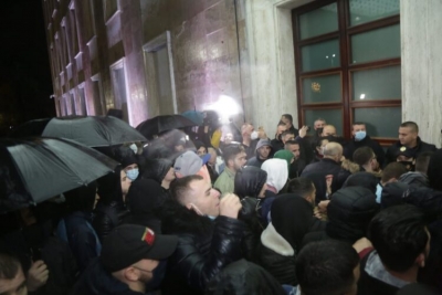 Garda dhe Policia hedhin gaz lotsjellës nga taraca e kryeministrisë