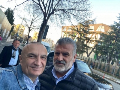 Presidenti Meta publikon foton me një mik të ditëve të vështira