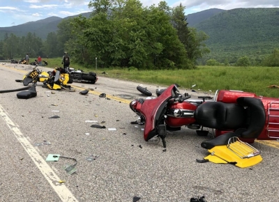 Përplasen me kamioçinën, vdesin 7 motoçiklistë (FOTO)