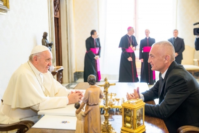 Presidenti Meta takohet me Papa Françeskun