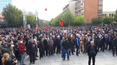 Nis protesta në Prishtinë: “Një popull s’i nënshtrohet një njeriu”