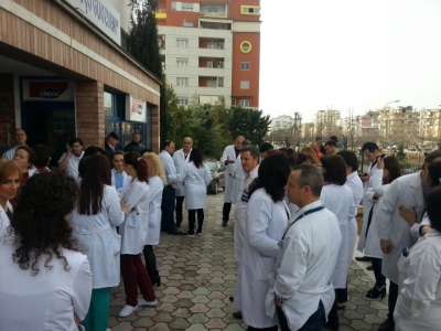 Shifrat e apokaliptike, 78% e mjekëve duan të largohen nga Shqipëria