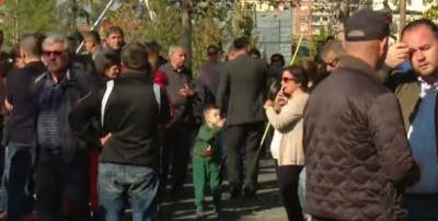 Banorët nuk tërhiqen, protestë para Bashkisë së Tiranës