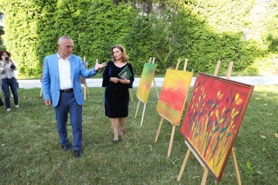 Në Presidencë promovohet ekspozita me piktura e Bardha Alimetat, Meta: Të fuqizojmë rolin e gruas në shoqëri