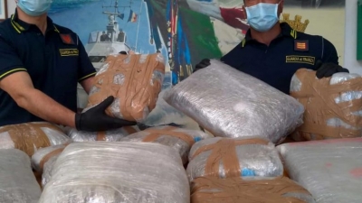 Dërguan afër 4 ton drogë nga Shqipëria në Itali, në pranga shqiptarë e italianë