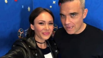 Kush është rusja seksi, që shoqëroi Robbie Williams në hapje të Botërorit