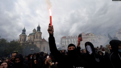 VOA: Përleshje në Pragë gjatë protestave kundër masave kufizuese