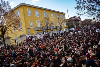 Me mijëra në shesh. Studentët nisin protestat masive më 4 dhjetor