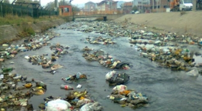 Raporti/ Ndotja në Shqipëri në rritje, menaxhimi i mbetjeve në ulje