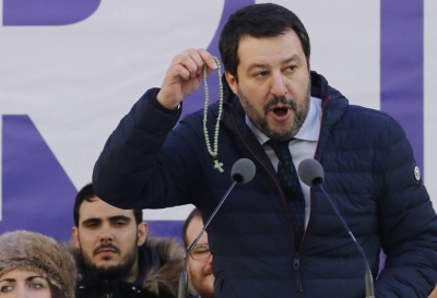 Kryqëzatë fetare e laike kundër Mateo Salvinit, pse guxoi të puthë rruzaren
