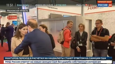 Po intervistonte live ministrin e Putinit, gazetares i bie të fikët para tij (VIDEO)