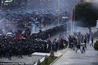 Mediat italiane: Mobilizim i madh antiRama në Tiranë për zgjedhje të parakohshme. Sondazhet nxjerrin shumicë qeverisëse PD dhe aleatët