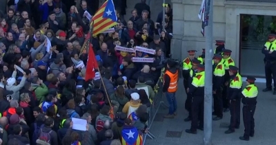 Përleshje Katalonjë, protestuesit dhe policia