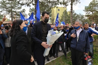 Lulzim Basha vendos buqetë me lule në memorialin e poetit Havzi Nela: Amanetin e tij për një Shqipëri Evropiane do e çoj deri në fund!