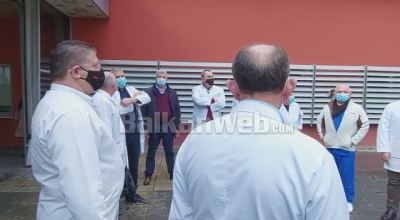 Mjekët mblidhen para Urgjencës në QSUT, protestë për shkarkimin e kolegut Ilir Allkja
