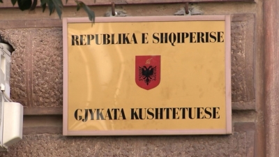 Në Kosovë Kushtetuesja heq të inkriminuarit ,në Shqipëri të inkriminuarit heqin Kushtetuesen.