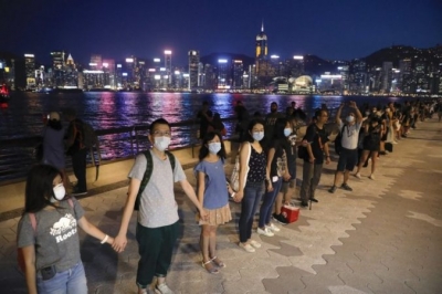 Hong Kong, mijëra njerëz formojnë një zinxhir njerëzor