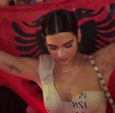 “Krenare që jam shqiptare”- Dua Lipa feston Ditën e Pavarësisë me flamurin shqiptar në krahë
