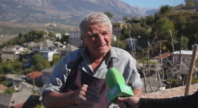 Mjeshtri i çative 85 vjecar gjirokastrit, nuk i ndahet zanatit