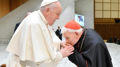 “Martir i gjallë”, Papa Françesku nderon Kardinalin shqiptar, Ernest Simon Troshani