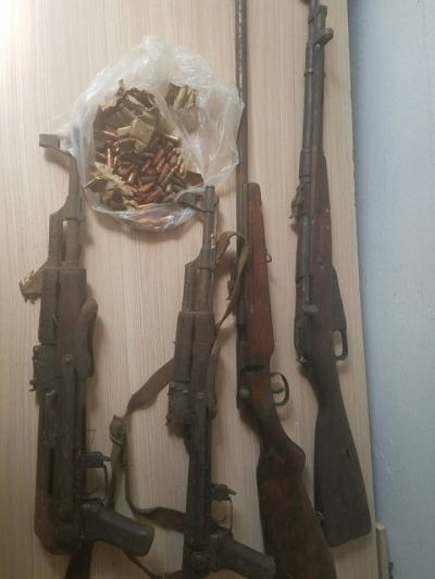 Iu gjetën 4 armë zjarri në banesë, arrestohet 51-vjeçari në Librazhd