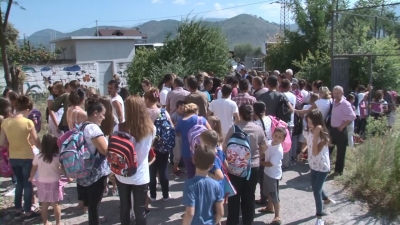 “Duam shkollën”/ Autobusat nisën bosh drejt Elbasanit, banorët bllokojnë rrugën kryesore, ndërhyn policia