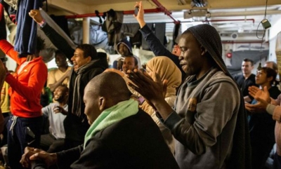 Të bllokuar prej javësh në det, arrihet marrëveshja për shpërndarjen e emigrantëve në Maltë
