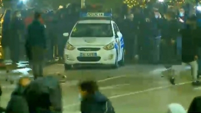 Protestuesit sulmojnë makinën e policisë, ndërsa efektivin e…