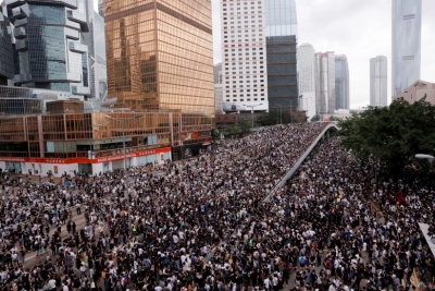 Vijojnë protestat në Hong Kong, kaos në trena