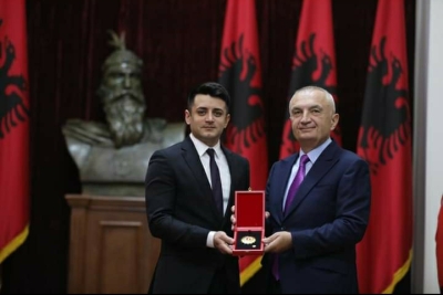Presidenti i Republikes dekoron deputetin e Parlamentit Rumun Bogdan-Alin Stoica