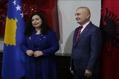 Presidenti Meta publikon videon krah Vjosa Osmanit: Shqipëria do ta mbështesë dialogun Kosovë-Serbi