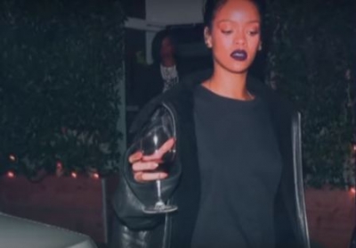 E akuzuan për vjedhje, Rihanna i kërkon ndjesë publikisht të ëmës