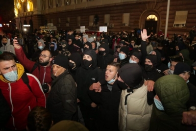 Dy orë marshim-protestë për Klodian Rashën, tensione, gaz lotsjellës, ujë e shoqërime tek Drejtoria e Policisë Tiranë dhe sheshi ”Skënderbej”