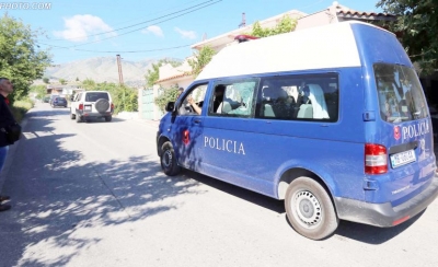 Me furgonin plot me klandestinë, i arratiset Policisë në rrugët Pogradecit