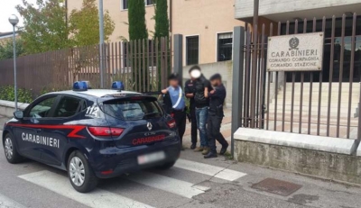 Valë arrestimesh në Itali, shqiptares dhe vëllezërve të saj iu vihen prangat